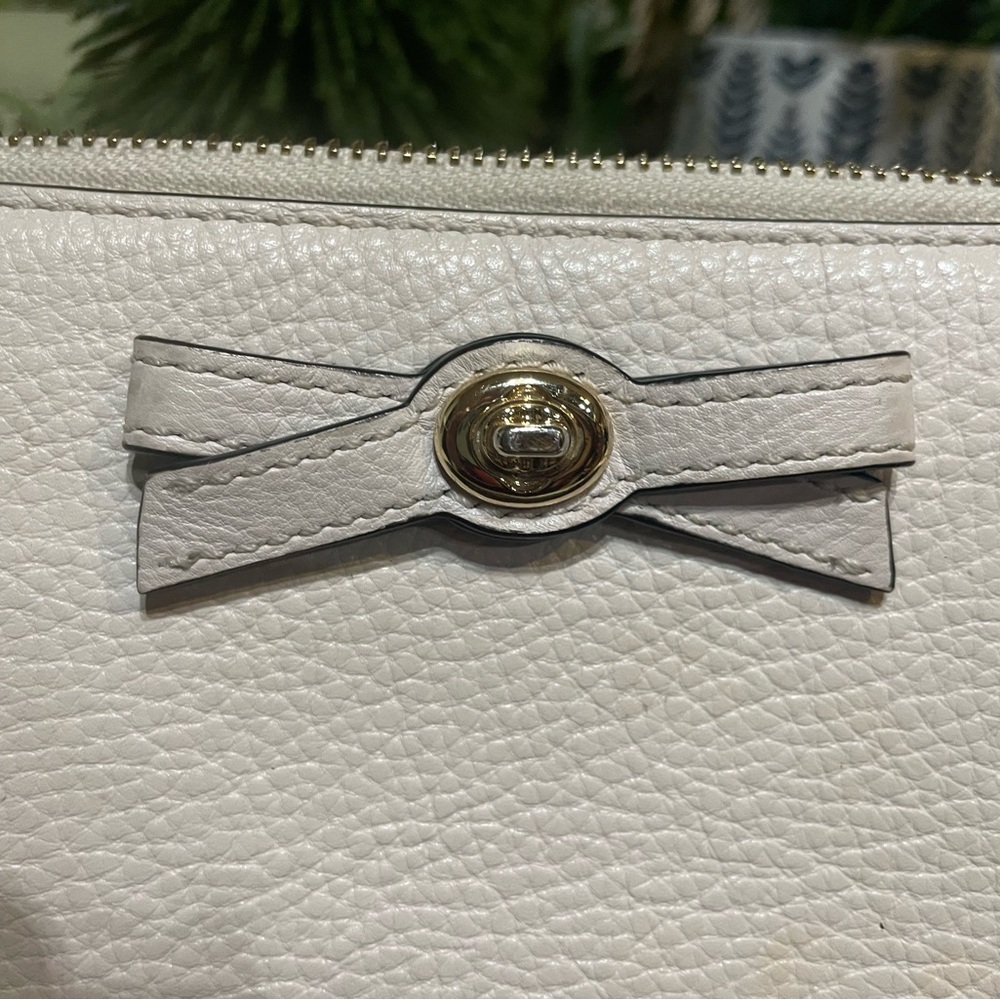 Coach Turnlock Bow Leather Zip Wallet in Chalk - Picture 2 of 9